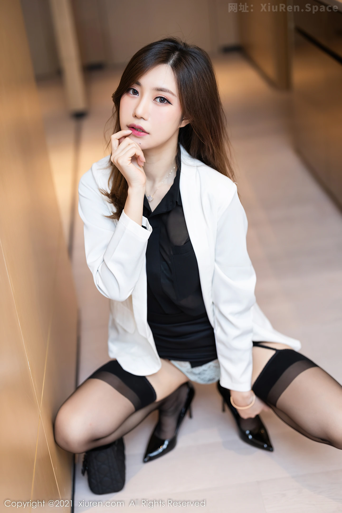 图片[6]-[XiuRen秀人网]VOL.4285 女神绮里嘉ula脱职业装露缕空情趣内衣配蕾丝吊袜撩人诱惑写真68P-秀人网官方网站